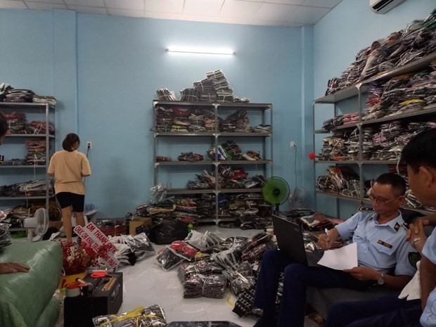 Cán bộ Cục Quản lý thị trường tỉnh Tây Ninh tiến hành kiểm tra hành chính tại hộ kinh doanh Bảo Bối House (Nguồn: Tổng cục Quản lý thị trường)