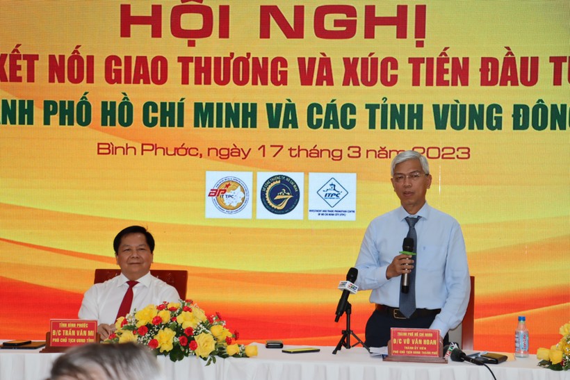Phó Chủ tịch UBND TPHCM Võ Văn Hoan (phải) và Phó Chủ tịch UBND tỉnh Bình Phước Trần Văn Mi (trái) (Ảnh: Huỳnh Kha)