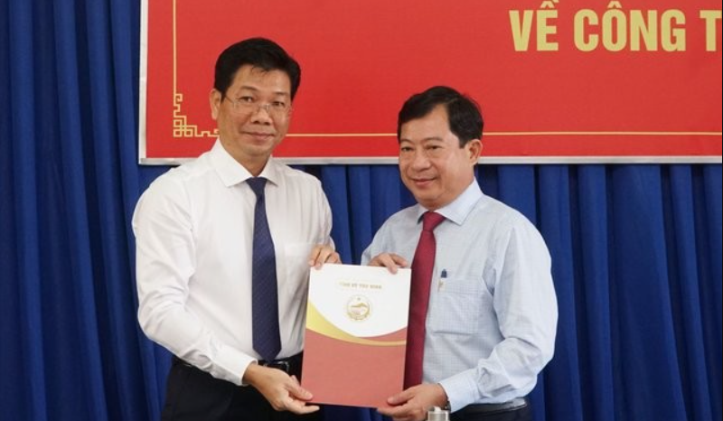 Phó Bí thư Tỉnh ủy tỉnh Tây Ninh Nguyễn Mạnh Hùng (trái) trao quyết định bổ nhiệm ông Phạm Ngọc Hải (phải) (Nguồn: PLO)