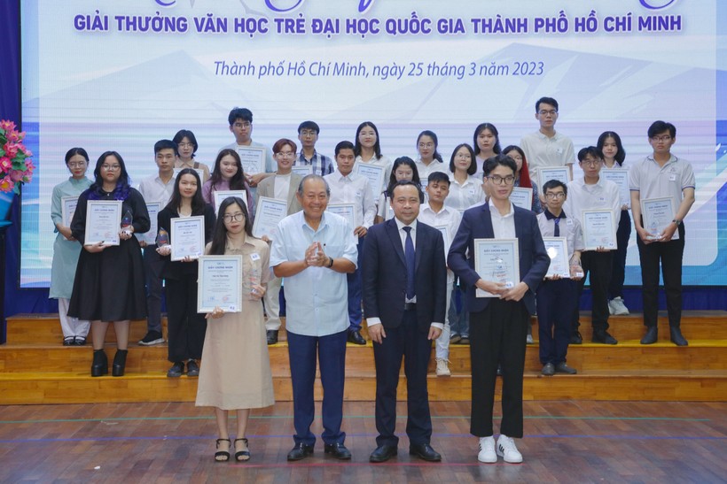 Nguyên Phó Thủ tướng Trương Hòa Bình cùng PGS.TS Vũ Hải Quân - Giám đốc ĐHQG-TPHCM chụp ảnh kỷ niệm cùng các thí sinh đạt giải.