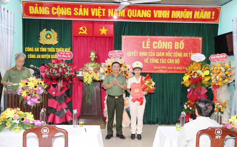 Thượng tá Lê Thị Hồng Nhung, nhận quyết định và hoa chúc mừng giữ chức vụ Trưởng Công an huyện Quảng Điền. 