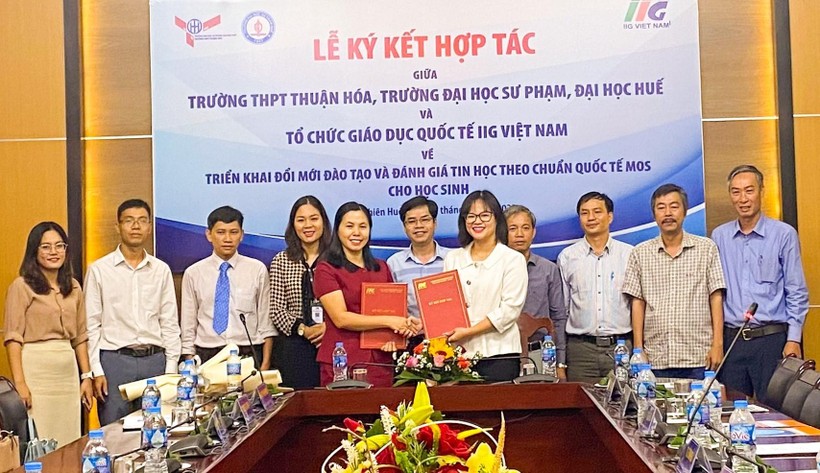 Trường THPT Thuận Hóa (ĐH Sư phạm, ĐH Huế) và Tổ chức giáo dục quốc tế IIG Việt Nam ký kết hợp tác “Triển khai đổi mới đào tạo và đánh giá Tin học theo chuẩn Quốc tế MOS cho học sinh nhà trường”.