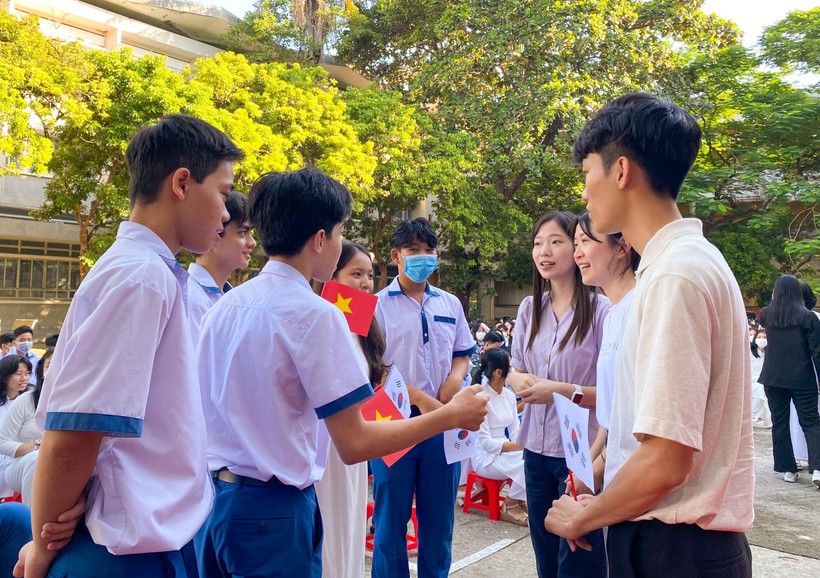 Sinh viên Hàn Quốc và học sinh Thừa Thiên - Huế giao lưu trao đổi kinh nghiệm.