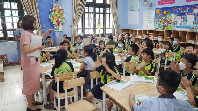Một tiết học vui vẻ tại lớp học áp dụng loại bàn tròn 6 chỗ ngồi ở Trường Tiểu học Vĩnh Ninh, TP Huế.