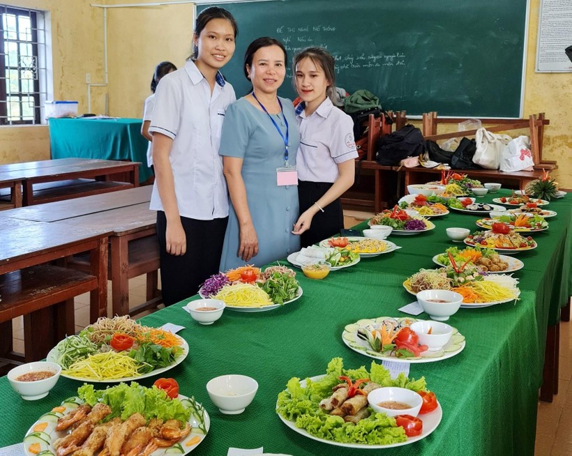 Giáo viên Thừa Thiên - Huế hướng dẫn cho học sinh thực hành nấu ăn.