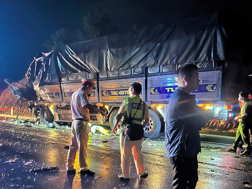 Hiện trường vụ tai nạn giao thông nghiêm trọng làm 2 người chết, 11 người bị thương tại Thừa Thiên - Huế.