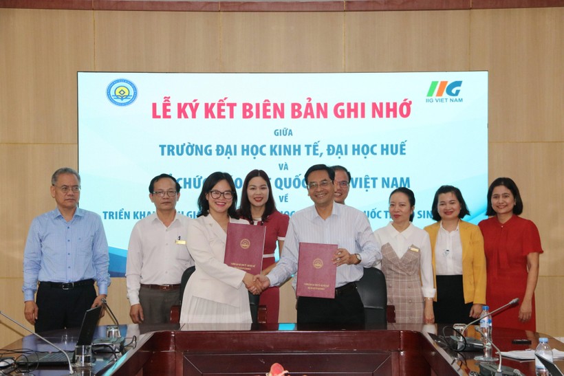 Trường ĐH Kinh tế, ĐH Huế và Tổ chức Giáo dục quốc tế IIG Việt Nam ký thỏa thuận hợp tác về việc triển khai đánh giá tiếng Anh theo chuẩn quốc tế TOEIC và cấp chứng chỉ Tin học (MOS).