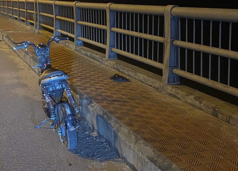Hiện trường nơi nữ sinh lớp 9 bỏ xe đạp điện và đôi dép trên thành cầu rồi nhảy xuống sông tự tử.