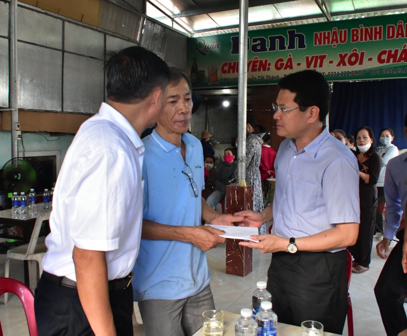 Ông Hoàng Hải Minh - Phó Chủ tịch UBND tỉnh Thừa Thiên - Huế (phải) thăm và động viên gia đình có 4 mẹ con tử vong trong vụ tai nạn giao thông nghiêm trọng.