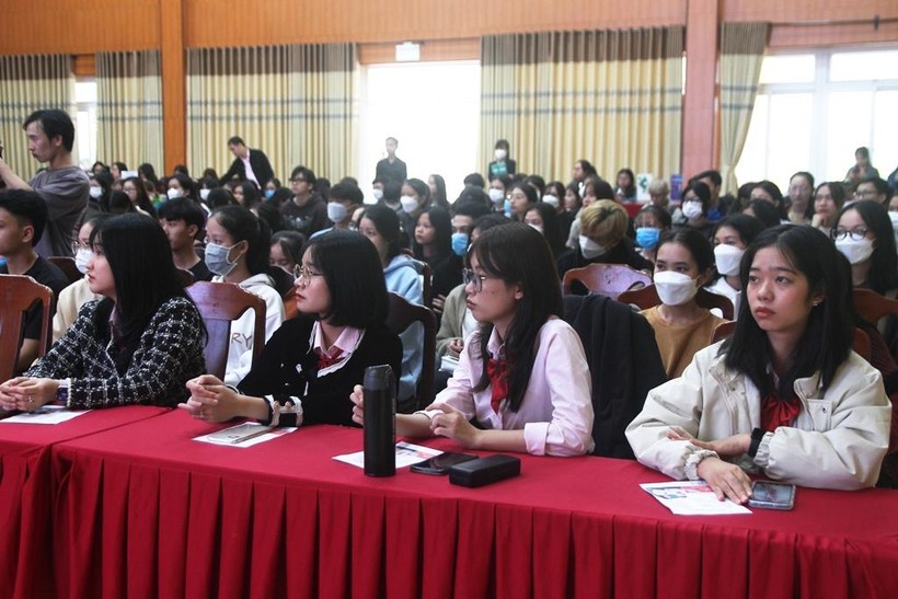 Sinh viên tham gia Workshop “Chinh phục chuẩn tiếng Anh đầu ra cho sinh viên trường ĐH Kinh tế”
