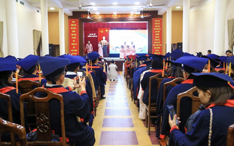 Lễ tốt nghiệp có sự tham gia của hơn 200 tân tiến sĩ, thạc sĩ và người thân đến chúc mừng.