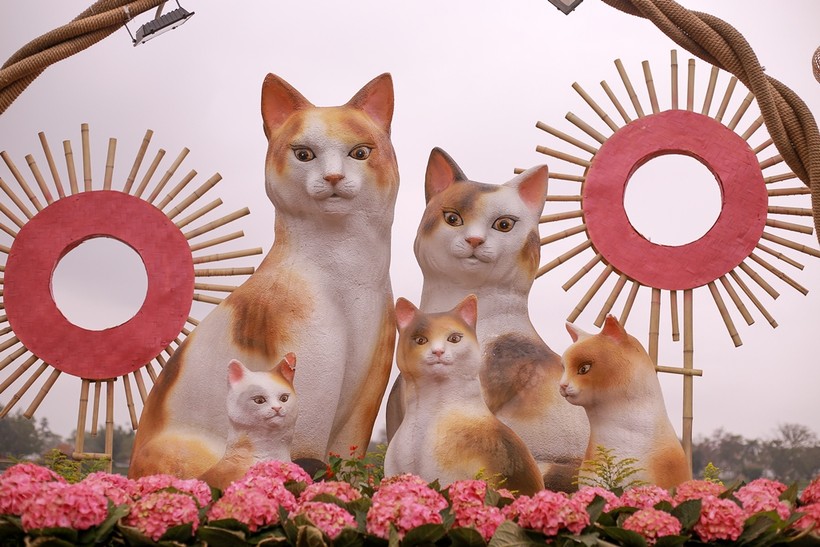 Linh vật 'Đại gia đình mèo' tại TP Huế nói về một gia đình mèo quây quần năm mới. (Ảnh: Hoàng Hải).
