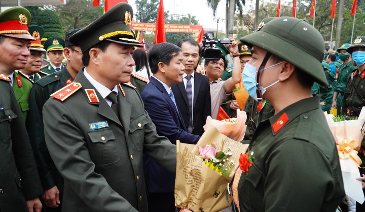 Trung tướng Lê Quốc Hùng – Ủy viên Trung ương Đảng, Thứ trưởng Bộ Công an tặng hoa động viên các tân binh tại lễ tòng quân ở tỉnh Thừa Thiên - Huế. (Ảnh: N.M).