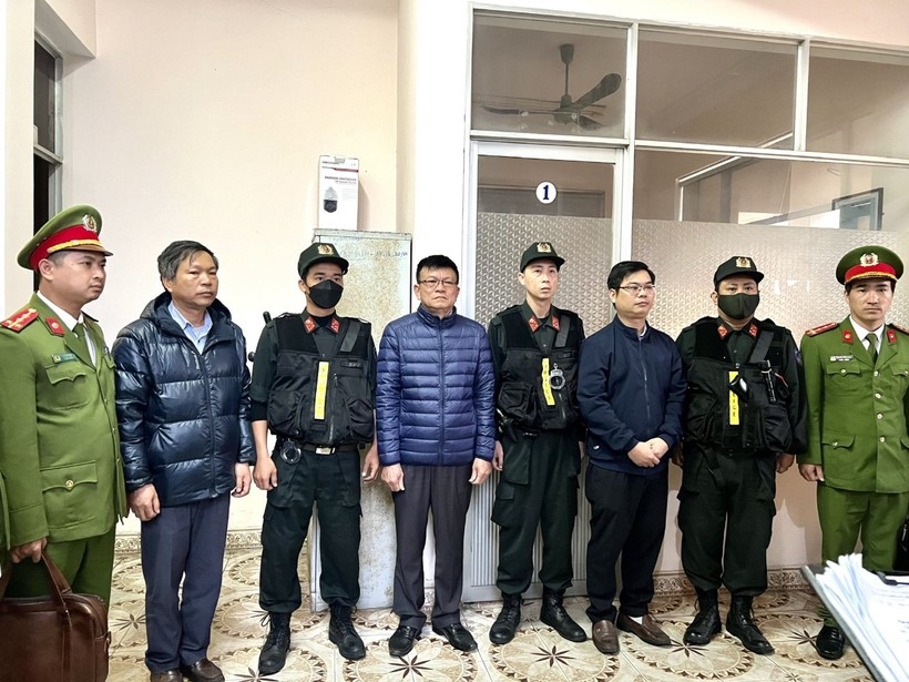 3 thành viên Ban giám đốc Trung tâm đăng kiểm cơ giới Thừa Thiên – Huế bị bắt vào chiều 16/2. (Ảnh: Hồng Anh - Thắng Anh).