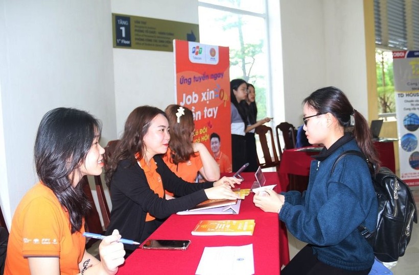 Sinh viên Trường ĐH Kinh tế, ĐH Huế tham gia tuyển dụng việc làm và thực tập sinh lần I năm 2023. (Ảnh: Phương Nguyễn). 