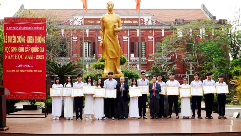 Tỉnh Thừa Thiên - Huế tổ chức lễ tuyên dương và khen thưởng các học sinh đạt giải trong kỳ thi chọn học sinh giỏi Quốc gia THPT năm học 2022-2023. (Ảnh: Ngọc Hiếu).