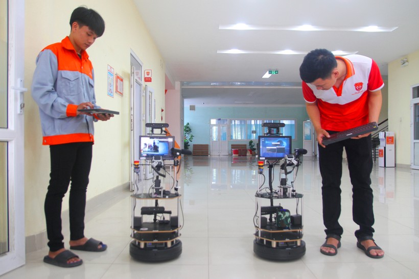Các sinh viên Khoa Kỹ thuật và Công nghệ - Đại học Huế điều khiển các thiết bị thông minh tại Ngày hội trí tuệ nhân tạo. (Ảnh: Đại Dương).