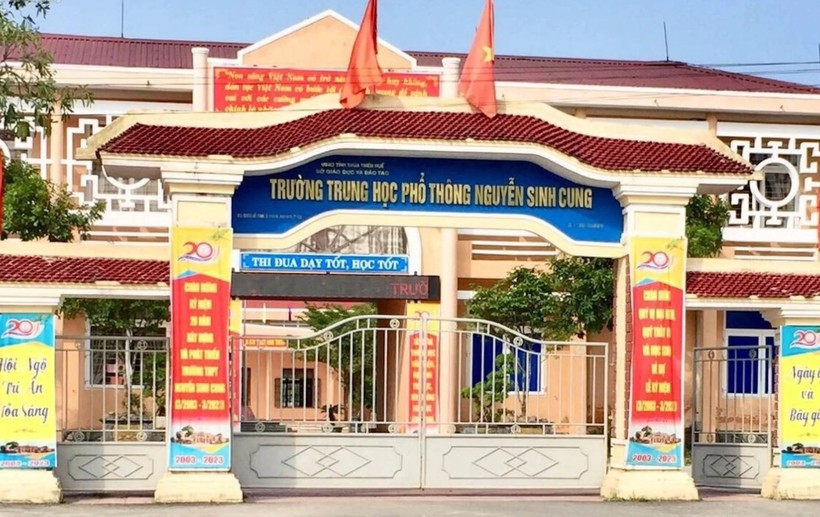 Trường THPT Nguyễn Sinh Cung, tỉnh Thừa Thiên - Huế tự ý cho học sinh nghỉ học trong ngày làm việc để giáo viên đi chơi biển (Ảnh: T.B).