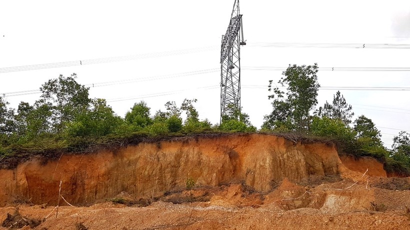 Cả quả đồi dưới chân đường dây điện cao thế 500 kV tại xã Lộc Bổn, huyện Phú Lộc, tỉnh Thừa Thiên - Huế bị "đất tặc" băm nát lấy đất (Ảnh: Đại Dương).
