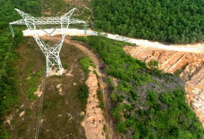 Vị trí "đất tặc" xẻ đồi nằm cách chân trụ điện cao thế đường dây 500 kV quốc gia không xa. (Ảnh: Truyền tải điện Thừa Thiên - Huế).