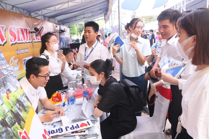 Nhiều doanh nghiệp tuyển dụng và các bạn trẻ tìm việc làm tham dự tại Ngày hội Việc làm - Tư vấn tuyển sinh tỉnh Thừa Thiên - Huế năm 2023. (Ảnh: T.V).
