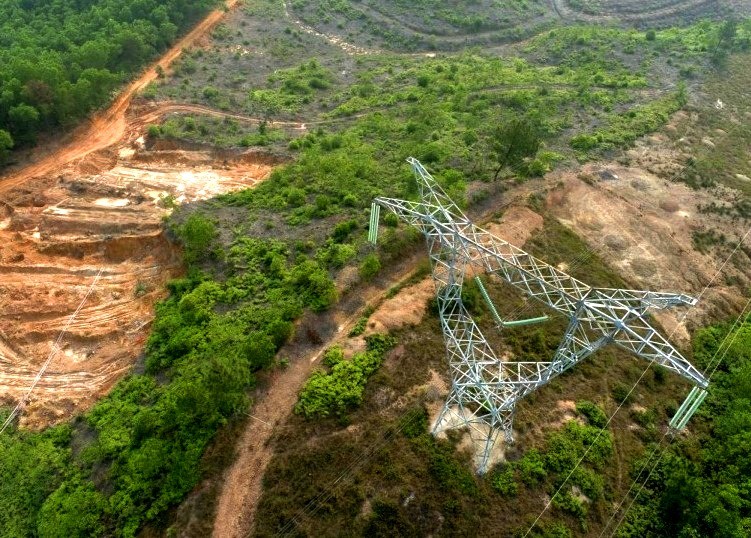 Phần đồi cạnh chân trụ điện đường dây cao thế 500 kV Bắc Nam bị 'đất tặc' lấy đất trái phép. (Ảnh: truyền tải điện Thừa Thiên - Huế).