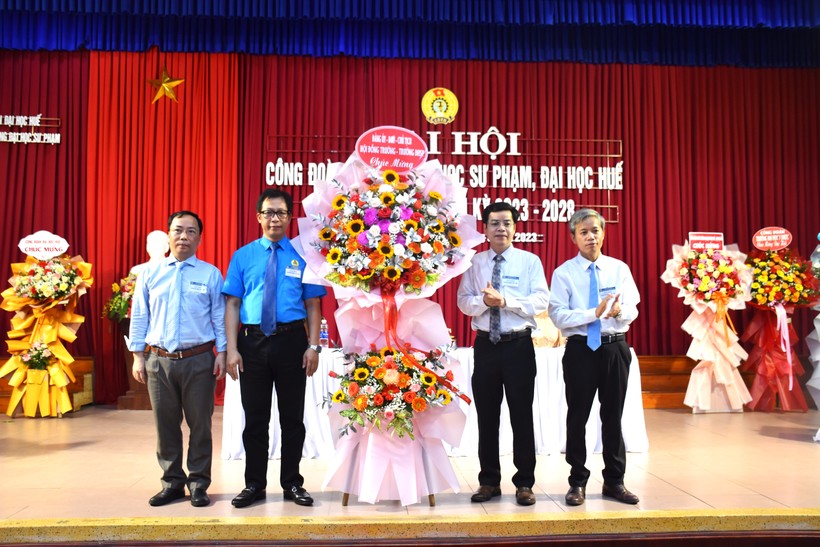 PGS.TS Lê Anh Phương, Giám đốc ĐH Huế tặng hoa chúc mừng Đại hội Công đoàn trường ĐH Sư phạm.