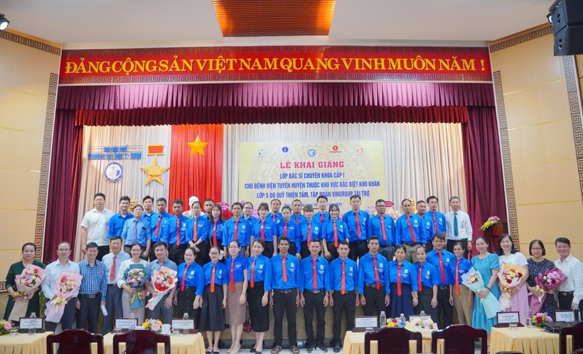 Có 34 bác sĩ trẻ khu vực miền Trung, Tây Nguyên được Trường Đại học Y – Dược, Đại học Huế (tỉnh Thừa Thiên - Huế) phối hợp Bộ Y tế đào tạo trước khi đưa về vùng khó khăn giúp đỡ bà con. (Ảnh: Nguyễn Quốc).