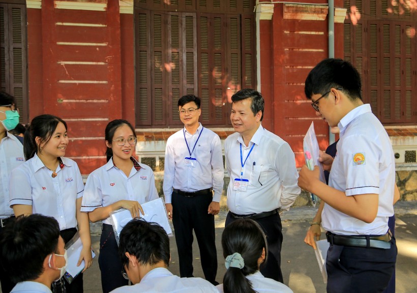 Ông Nguyễn Tân - Giám đốc Sở GD&ĐT tỉnh Thừa Thiên - Huế động viên các thí sinh dự thi tốt nghiệp THPT 2023 thi tốt (Ảnh: Hoàng Hải).