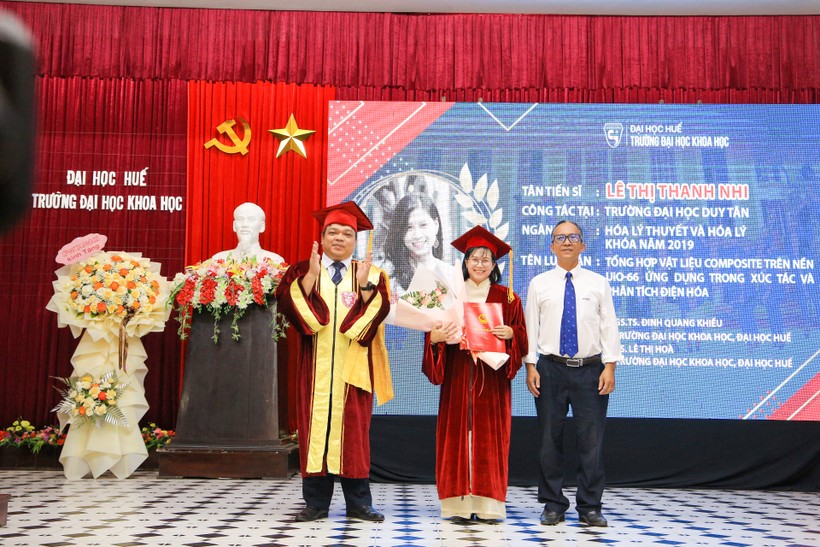 PGS.TS Võ Thanh Tùng – Hiệu trưởng Trường ĐH Khoa học, ĐH Huế trao bằng tiến sĩ cho học viên.