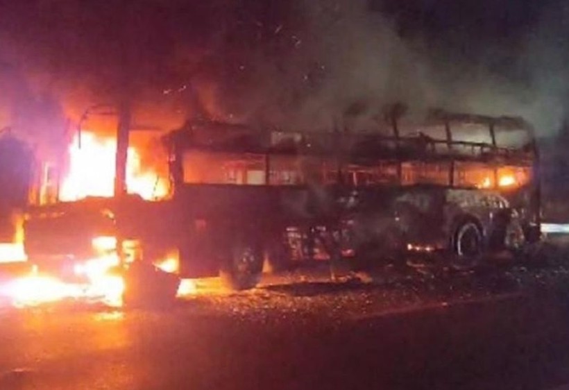 Chiếc xe khách chở 29 người bốc cháy dữ dội trên cao tốc La Sơn - Túy Loan. (Ảnh: CTV)