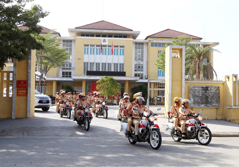 Lực lượng CSGT Công an tỉnh Thừa Thiên - Huế ra quân tổng kiểm soát xe khách và xe container. (Ảnh: Việt Anh)
