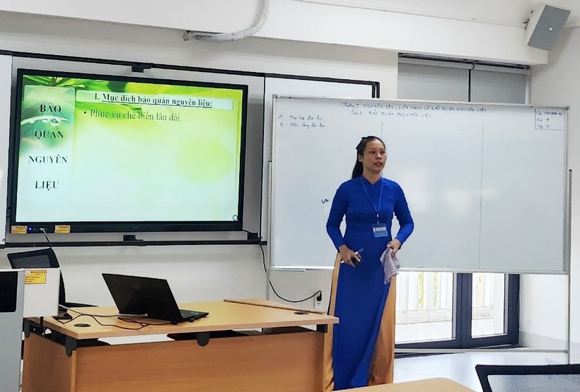 Một nữ giáo viên trình bày bài giảng tại Hội giảng giáo dục nghề nghiệp tỉnh Thừa Thiên – Huế sáng 28/8 (Ảnh: Đại Dương).