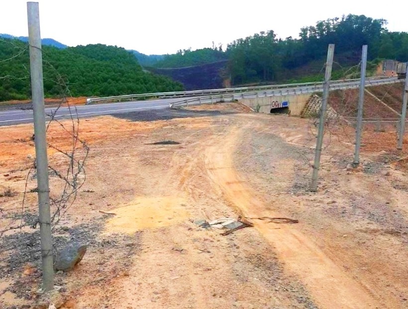 Một đoạn rào ven cao tốc Cam Lộ - La Sơn bị người dân tự ý tháo dỡ gây mất an toàn nghiêm trọng cho giao thông (Ảnh: H.D).