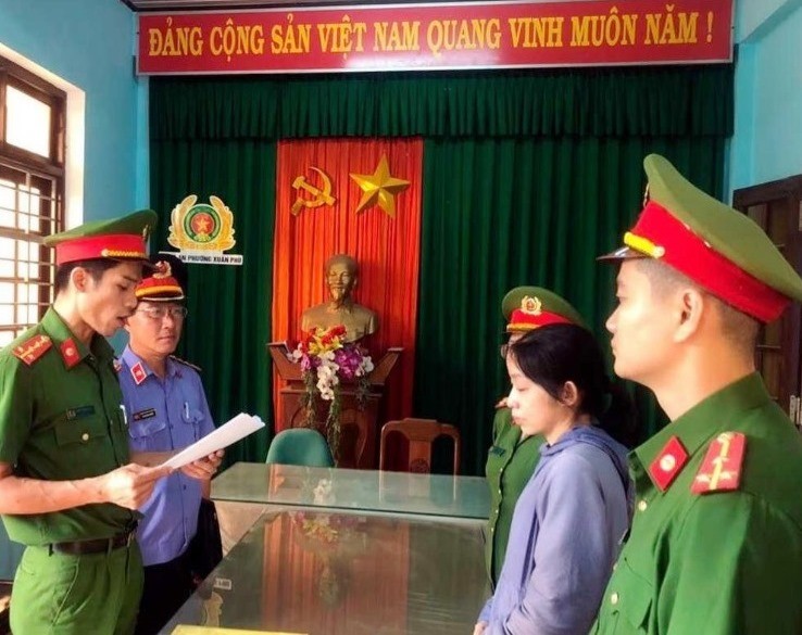 Cơ quan thực thi tố tụng tỉnh Thừa Thiên - Huế đọc lệnh bắt tạm giam Nguyễn Thị Lê Na (Ảnh: T.A).
