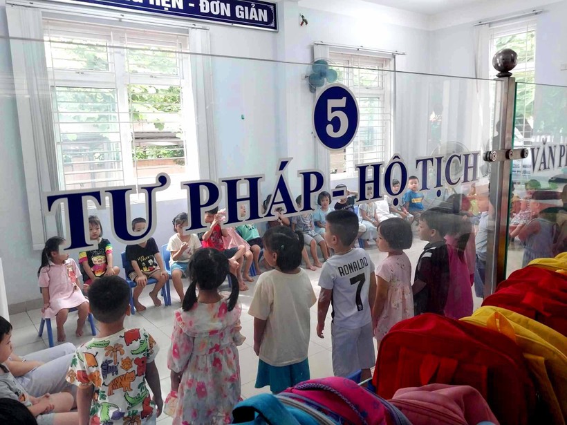 Phòng một cửa tại cơ sở 2 UBND phường Thuận Hòa được bố trí tạm làm nơi dạy học cho các trẻ Trường Mầm non Hương Sen vừa bị đình chỉ ngày 25/9 mới đây. (Ảnh: B.T)