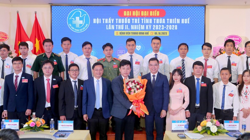 Ths.BS Phạm Như Hiển (hàng dưới, thứ 5 từ trái qua) là Chủ tịch Hội Thầy thuốc trẻ tỉnh Thừa Thiên - Huế khóa II, nhiệm kỳ 2023 – 2028. (Ảnh: Thượng Hiển)