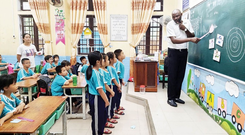 Một giờ dạy tiếng Anh giao tiếp có người nước ngoài dạy ở trường tiểu học TP Huế, tỉnh Thừa Thiên - Huế. (Ảnh: H.T)