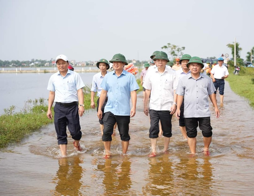 Ông Lê Trường Lưu, Bí thư Tỉnh ủy Thừa Thiên - Huế (thứ 2 từ trái sang) cùng đoàn lội lụt về thăm, động viên bà con vùng trũng huyện Quảng Điền. (Ảnh: M.H)