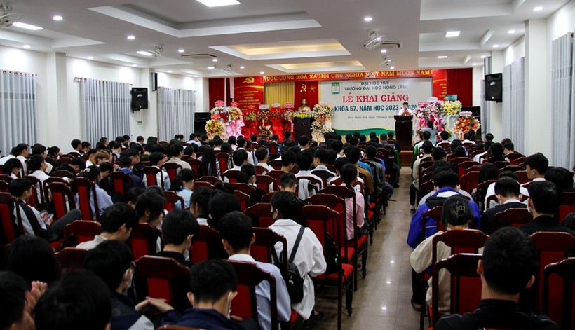 Gần 800 tân sinh viên khóa 57 Trường ĐH Nông Lâm, ĐH Huế khai giảng năm học mới. (Ảnh: Đại Dương)