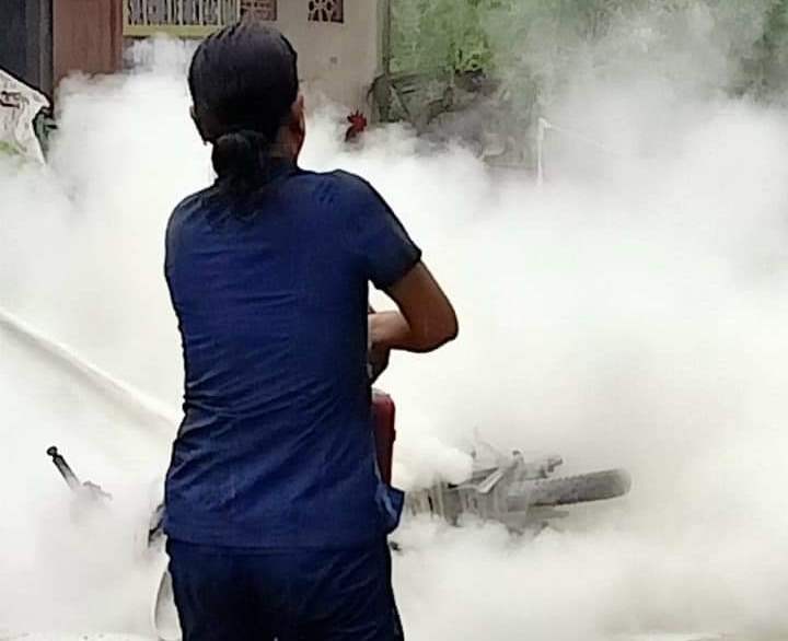 Các cô giáo Trường Mầm non Phong Hiền II cầm bình chữa cháy dập lửa đám cháy xe máy trước cổng trường. (Ảnh: ANTT huyện Phong Điền)