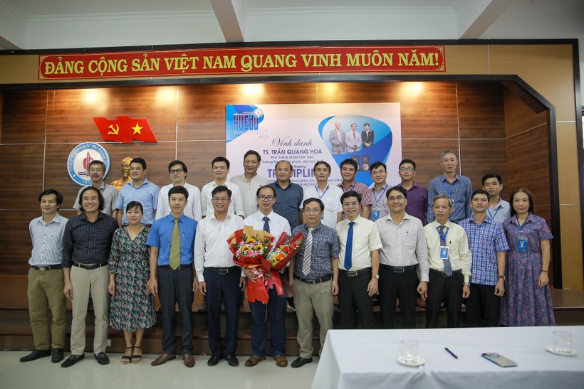 Đại diện tập thể Trường ĐH Sư phạm, ĐH Huế chúc mừng TS Trần Quang Hóa đạt giải thưởng Viện hàn lâm khoa học Pháp.
