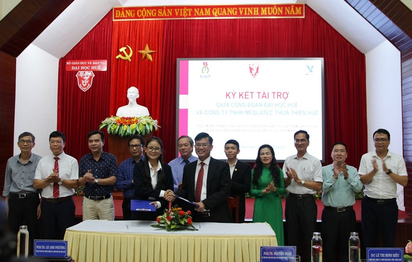 Ký kết thỏa thuận giữa Công đoàn Đại học Huế và Công ty TNHH Medlatec Thừa Thiên - Huế về chăm sóc sức khỏe định kỳ năm 2023 cho viên chức, người lao động Đại học Huế. (Ảnh: Đại Dương)