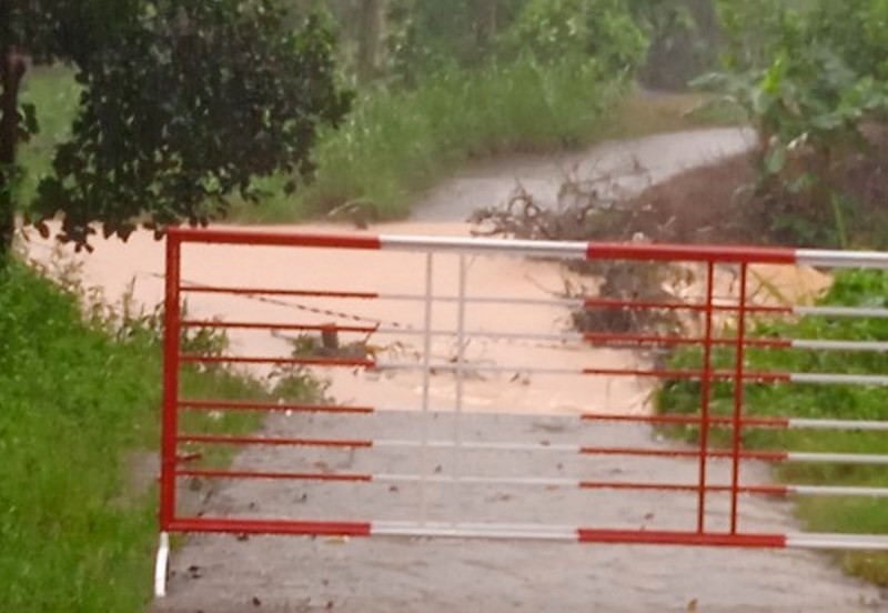 Một tuyến đường tại huyện miền núi Nam Đông được chốt chặn vì nước lũ tràn qua trong sáng 14/11. (Ảnh: Q.T)