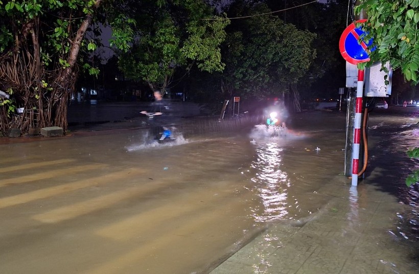 Người dân TP Huế, tỉnh Thừa Thiên - Huế tất tả chạy lũ trong đêm vì nước lũ lên quá nhanh. (Ảnh: Đại Dương)
