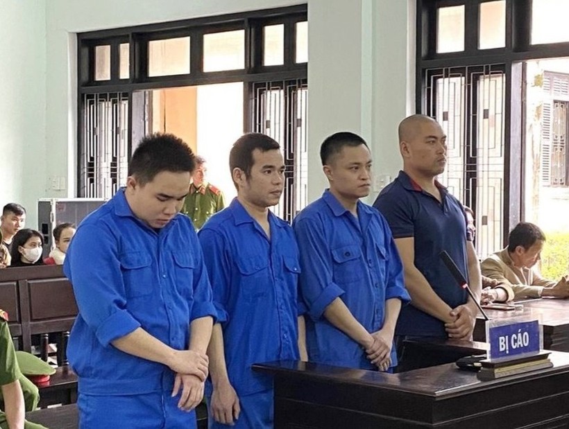 Nhóm thanh niên bắt giữ người và cưỡng đoạt tài sản để đòi nợ tại phiên xét xử sơ thẩm ngày 14/11 tại TAND tỉnh Thừa Thiên - Huế. (Ảnh: T.B)