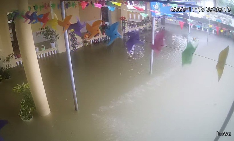 Nhiều trường học tại TP Huế bị nước lũ tấn công. Ảnh Trường mầm non Hương Vinh, TP Huế nước vào gần 1 mét. (Ảnh: N.T)