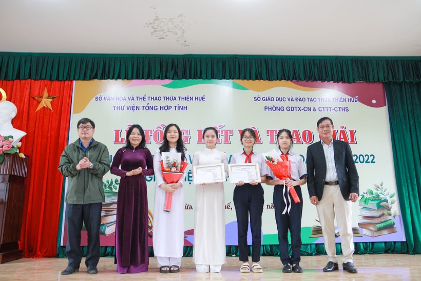 Ban tổ chức trao giải Nhất cho các học sinh tham gia cuộc thi.