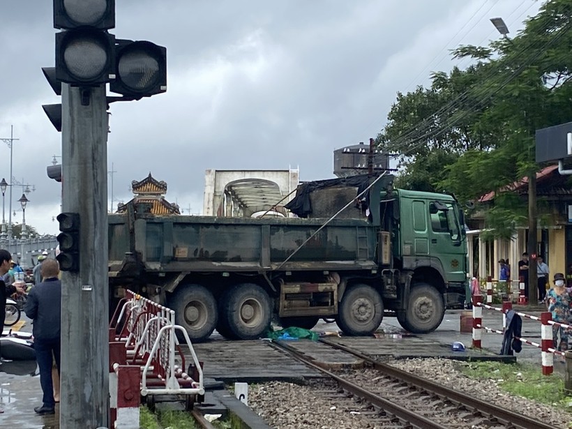 Hiện trường vụ tai nạn thương tâm tại gác chắn đường sắt cầu Dã Viên, TP Huế (Ảnh: Q.T)