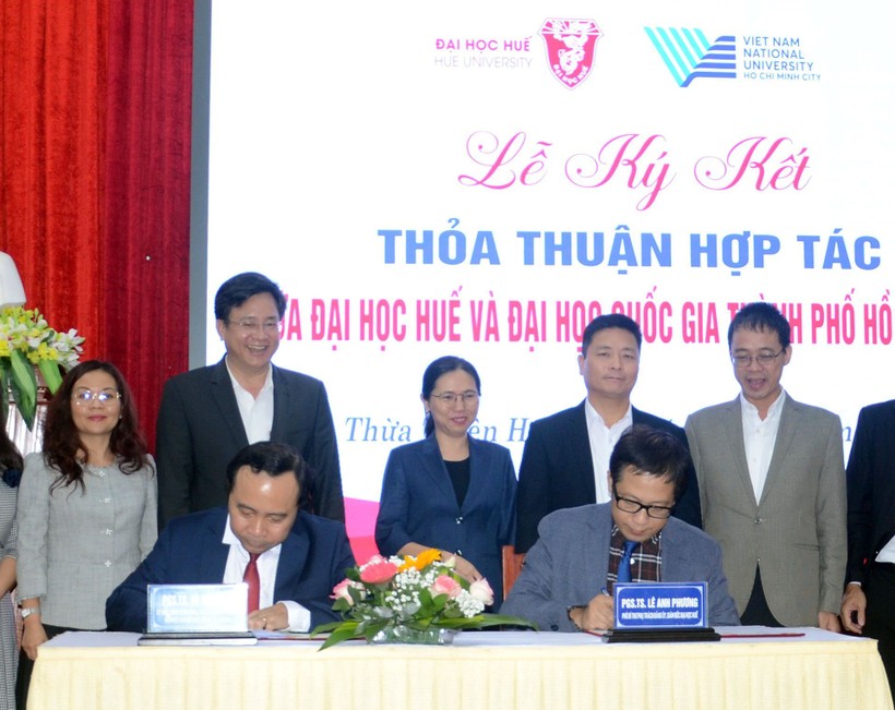 Lễ ký kết thỏa thuận hợp tác giữa ĐH Huế và ĐH Quốc gia TP Hồ Chí Minh chiều 4/12, tại TP Huế. (Ảnh: Đại Dương).
